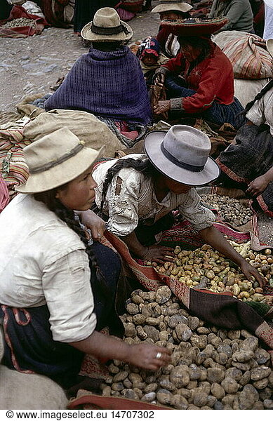 Geo. hist.  Peru  Handel  Frauen mit GemÃ¼se auf dem Markt von Pisac  1964