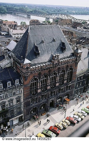 Geo. hist.  Polen  Torun (Thorn)  GebÃ¤ude  Altes Rathaus  Aussenansicht  Blick auf das gotische Bauwerk von schrÃ¤g oben  1980