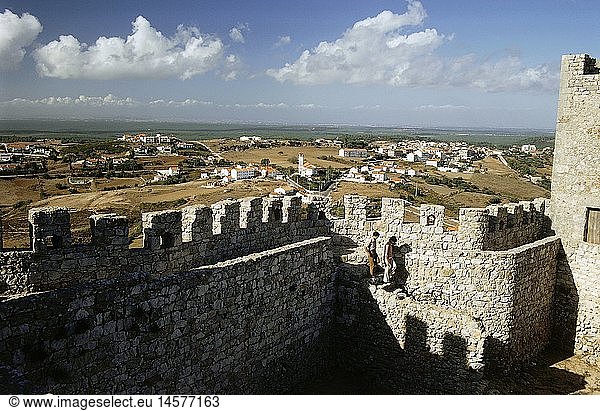 Geo. hist.  Portugal  Sesimbra  SchlÃ¶sser und Burgen  Kastell (Castelo)  Blick Ã¼ber die Zinnen der Festung hinweg auf die Landzunge Serra da Arrabida  1975