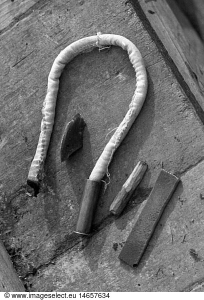 Geo. hist.  Russland  Menschen  primitives Feuerzeug eines russischen Bauern  bestehend aus einer Feile  einem Feuerstein  einer Schnur und einer PatronenhÃ¼lse  Herbst 1941