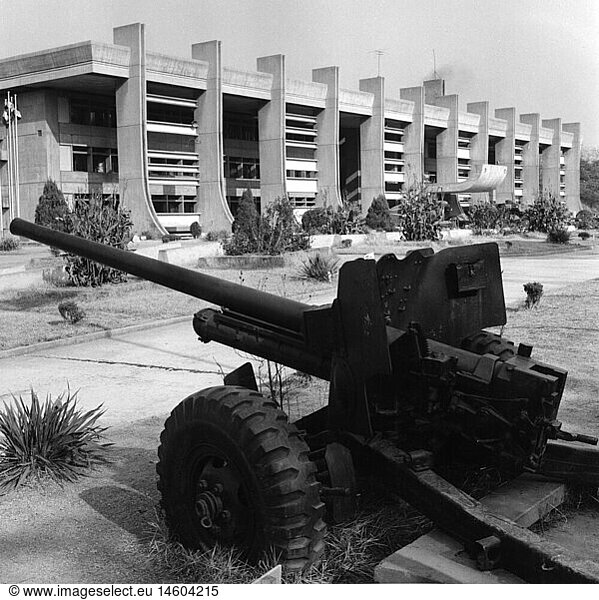 Geo. hist.  SÃ¼dkorea  Seoul  GebÃ¤ude  'Freiheits-Zentrum' bzw. 'Anti-Kommunismus- Zentrum'  Denkmal zur Erinnerung an den Koreakrieg  im Vordergrund eine amerikanische 57 mm Panzerabwehrkanone  1972
