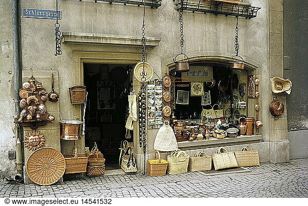 Geo. hist.  Schweiz  StÃ¤dte  Murten  Handel  GeschÃ¤fte  Souvenirs  Souvenirladen in der Schlossgasse  AuÃŸenansicht  1965