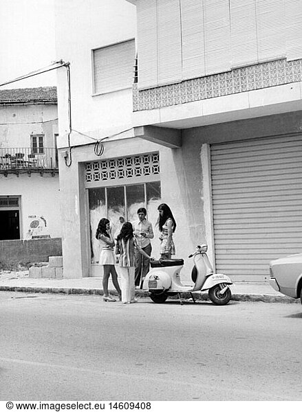 Geo. hist.  Spanien  Menschen  junge MÃ¤dchen beim GesprÃ¤ch auf der StraÃŸe  Gandia  1972