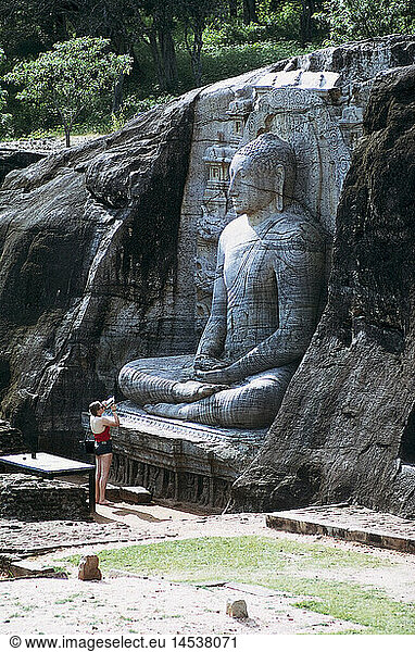 Geo. hist.  Sri Lanka  Polonnaruwa  (Ruinenstadt)  Touristin filmt Buddhastatue  Ende 1970er Jahre Geo. hist., Sri Lanka, Polonnaruwa, (Ruinenstadt), Touristin filmt Buddhastatue, Ende 1970er Jahre