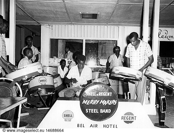 Geo. hist.  Trinidad und Tobago  Menschen  Musiker  Shell & Regent Merry Makers Steel Band macht Musik auf Teilen von Ã–lfÃ¤ssern  um 1960