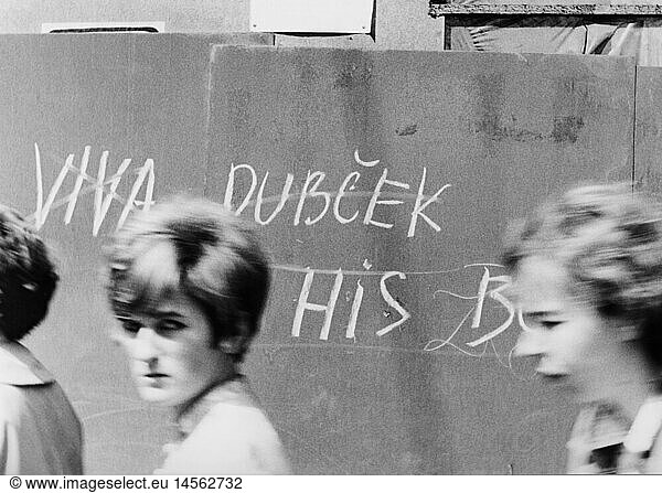 Geo. hist.  Tschechien  Prager FrÃ¼hling  1968  Besetzung durch Truppen des Warschauer Pakt  21.8.1968 - 23.8.1968  besorgte Einwohner vor einer durchgestrichenen Parole 'Viva Dubcek'
