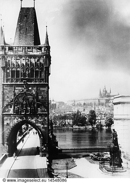 Geo. hist.  Tschechoslowakei  StÃ¤dte  Prag  BrÃ¼cken  KarlsbrÃ¼cke mit AltstÃ¤dter BrÃ¼ckenturm und Blick auf den Hradschin Burgberg  1930er Jahre