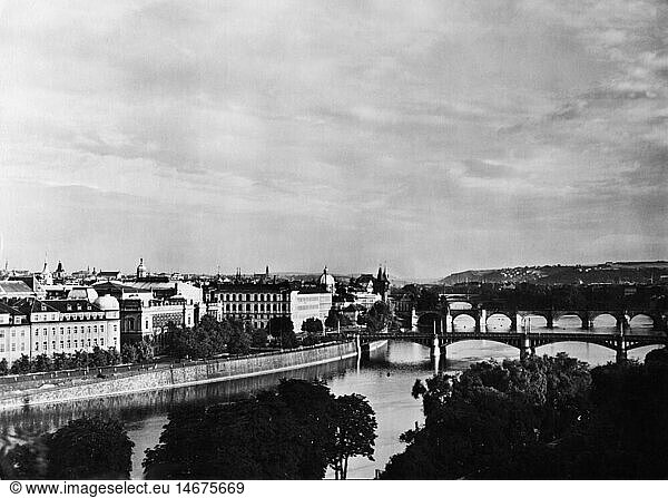 Geo. hist.  Tschechoslowakei  StÃ¤dte  Prag  Stadtansichten  Blick Ã¼ber die Moldau mit Manes-BrÃ¼cke auf die Altstadt  um 1950