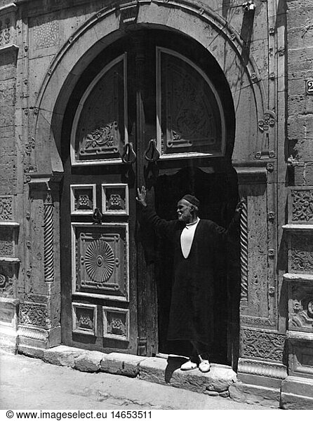 Geo. hist.  Tunesien  Menschen  reicher HÃ¤ndler am Eingang seines Hauses in Tunis  circa 1950er Jahre