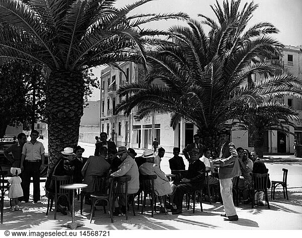 Geo. hist.  Tunesien  StÃ¤dte  Sfax  Gastronomie  MÃ¤nner in StraÃŸencafe im europÃ¤ischen Viertel  circa 1950er Jahre