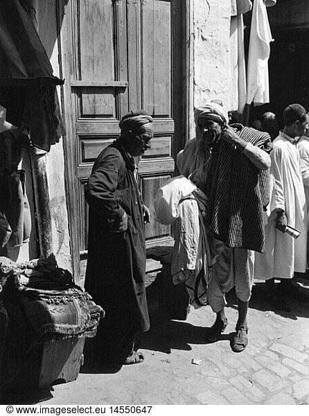 Geo. hist.  Tunesien  StÃ¤dte  Tunis  Handel  StraÃŸenhÃ¤ndler im arabischen Viertel  circa 1950er Jahre