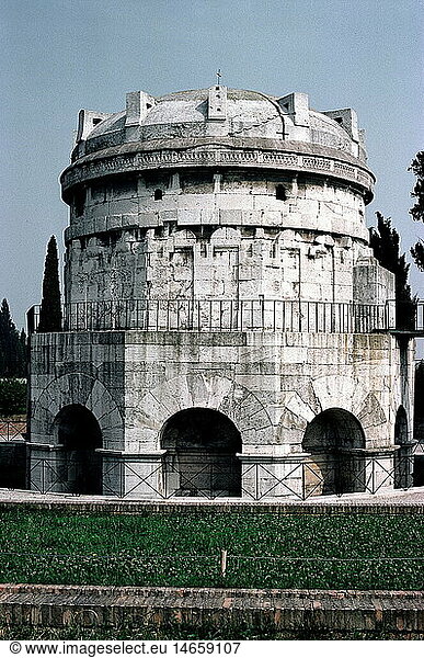 Geo.  Italien  Ravenna  Grabmal von Theoderich der GroÃŸe (Mauseleo di Teodorico)  erbaut 520 Geo., Italien, Ravenna, Grabmal von Theoderich der GroÃŸe (Mauseleo di Teodorico), erbaut 520,