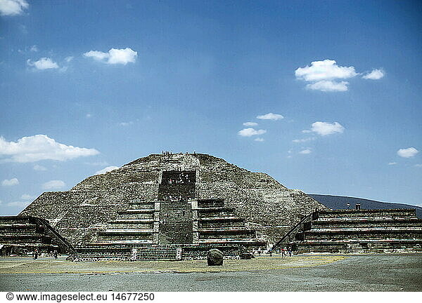 Geo. Mexiko  Teotihuacan  besiedelt 1 Jh.vChr. - 7.Jh.n.Chr.  Mondpyramide (Phase II  um 150 - 50 vChr..)  Ansicht von vorne Geo. Mexiko, Teotihuacan, besiedelt 1 Jh.vChr. - 7.Jh.n.Chr., Mondpyramide (Phase II, um 150 - 50 vChr..), Ansicht von vorne