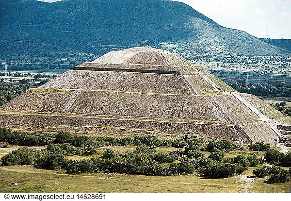 Geo. Mexiko  Teotihuacan  besiedelt 1 Jh.vChr. - 7.Jh.n.Chr.  Sonnenpyramide (Phase IA  um 200 - 150 vChr.)  Ansicht von der Seite Geo. Mexiko, Teotihuacan, besiedelt 1 Jh.vChr. - 7.Jh.n.Chr., Sonnenpyramide (Phase IA, um 200 - 150 vChr.), Ansicht von der Seite,