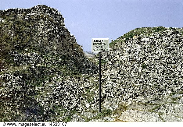 Geo.  TÃ¼rkei  Troja (Hisarlik)  Ausgrabungen  Troja II (2500 - 2300 vChr.)  Reste der Stadtmauer mit Stadttor