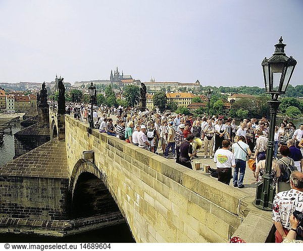 Geo. Tschechische Republik  Prag  BrÃ¼cken  KarlsbrÃ¼cke  Touristen auf der KarlsbrÃ¼cke  Prager Burg und St. Vets Dom i. Hgr.