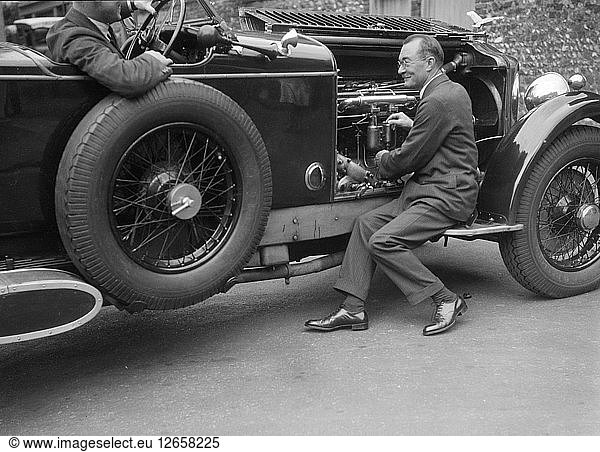 Geoffrey Baker bei der Inspektion des Motors eines Minerva-Wagens. Künstler: Bill Brunell.