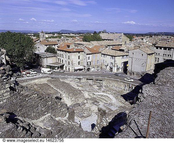 Geografie,  Frankreich,  Orange,  Stadtansicht,  Blick Ã¼ber die Stadt,  mit Ruinen des 'Antiken Theaters',  erbaut 200 n. Chr.
