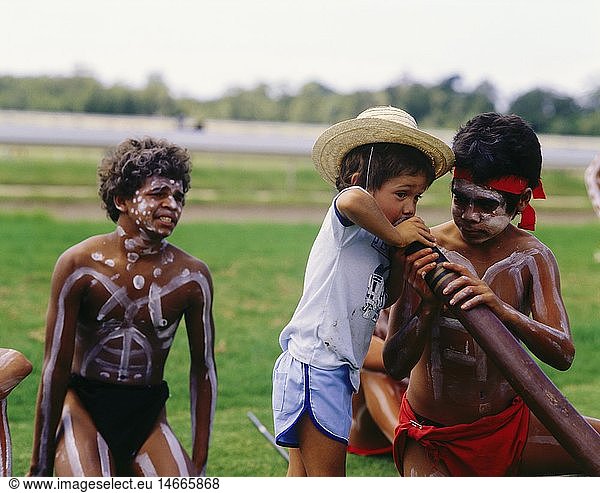 Geografie. Australien  Menschen  junge Aborigines erklÃ¤ren kleinem Jungen wie man das Instrument 'Didgeridoo' blÃ¤st