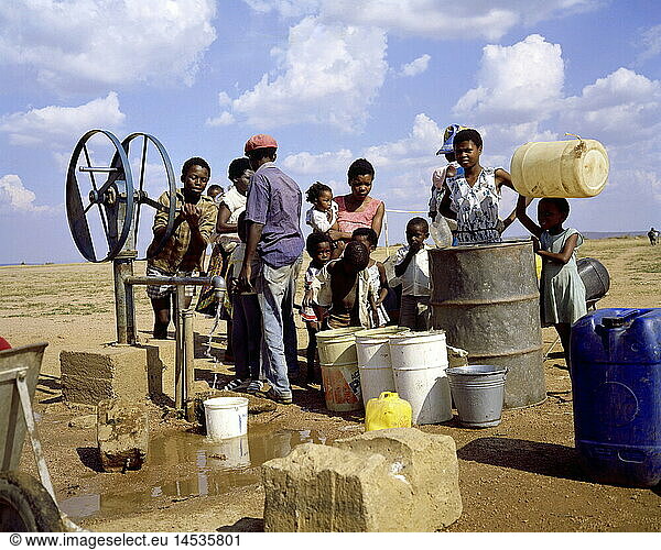 Geografie  Botsuana  (Botswana)  Menschen  an Wasserpumpe stehend  Brunnen  DÃ¼rre