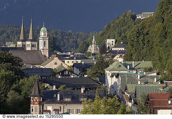 Geografie  BRD  Bayern  Berchtesgaden  Blick auf Berchtesgaden mit Stiftskirche und Pfarrkirche  Berchtesgaden  Oberbayern