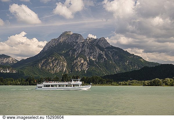 Geografie  BRD  Bayern  Fahrgastschiff 'MS AllgÃ¤u'  Forggensee bei FÃ¼ssen  dahinter der Tegelberg  OstallgÃ¤u  AllgÃ¤u  Schwaben