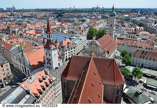 Geografie  BRD  Bayern  MÃ¼nchen  Blick vom St. Peter auf die Altstadt in Richtung Lehel  Altes Rathaus  Spitalkirche