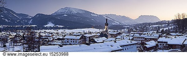 Geografie  BRD  Bayern  Reit im Winkl  Blick Ã¼ber Reit im Winkl auf Zahmer und Wilder Kaiser  Chiemgauer Alpen  Chiemgau  Oberbayern