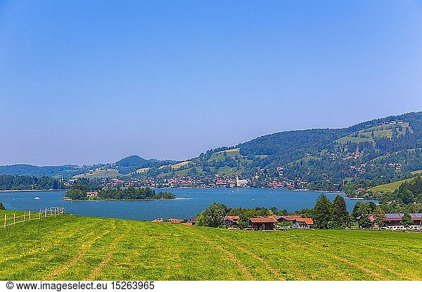 Geografie  BRD  Bayern  Schliersee mit Insel WÃ¶rth  Ausblick vom Rennersberg HÃ¶henweg auf Fischhausen und Schliersee