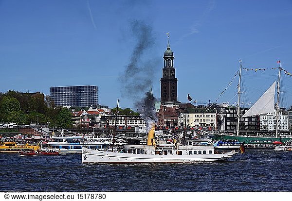 Geografie  BRD  Hamburg  Elbe  Blick Ã¼ber die Elbe zum Michel  Senatsbarkasse SchaarhÃ¶rn vor dem Baumwall