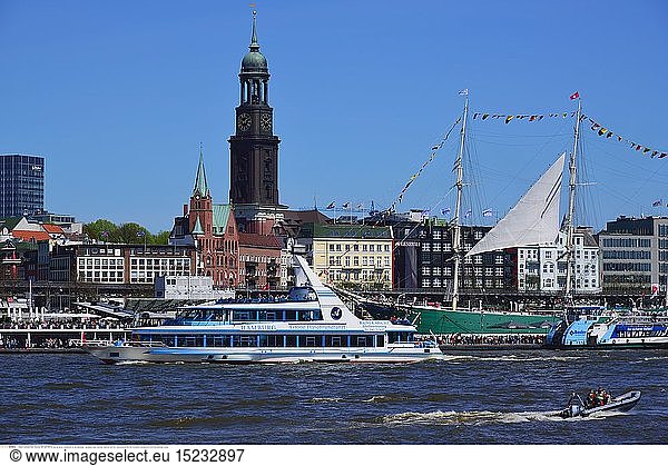 Geografie  BRD  Hamburg  Elbe  Blick Ã¼ber die Elbe zum Michel  Windjammer vor dem Baumwall
