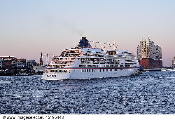 Geografie  BRD  Hamburg  Elbe  Blick Ã¼ber die Elbe zur Elbphilharmonie  Passagierschiff einlaufend
