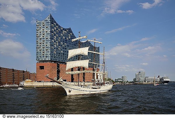 Geografie  BRD  Hamburg  Elbe  Elbphilharmonie vom Wasser aus gesehen  Windjammer  Barke Artemis