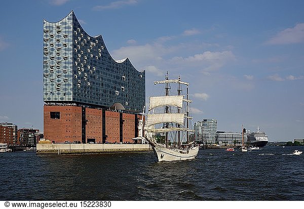 Geografie  BRD  Hamburg  Elbe  Elbphilharmonie vom Wasser aus gesehen  Windjammer  Barke Artemis  im Hintergrund Anleger HafenCity  Passagierschiff Queen Elizabeth