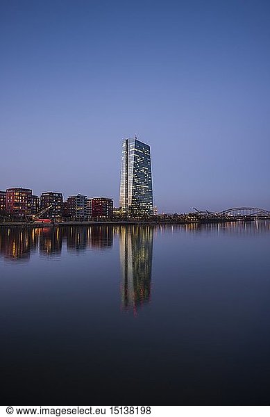 Geografie  BRD  Hessen  EuropÃ¤ische Zentralbank  EZB  in der AbenddÃ¤mmerung  blaue Stunde  Hafenpark  Frankfurt am Main