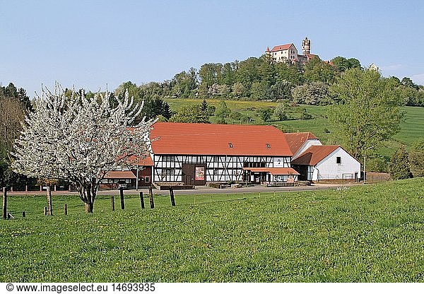 Geografie  BRD  Hessen  Ronneburg  FrÃ¼hling  blÃ¼hender Apfelbaum  idyllischer Bauernhof