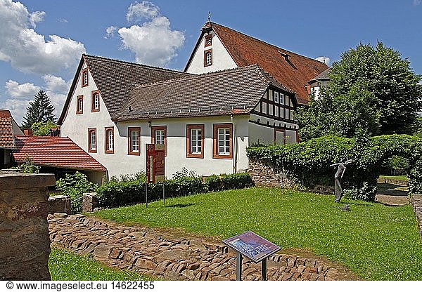 Geografie  BRD  Hessen  Steinau an der StraÃŸe  BrÃ¼der Grimm Haus  Hier lebte u. arbeitete der Amtmann Philipp Wilhelm Grimm von 1791-1796  Im Vordergrund originaler StraÃŸenbelag der HandelsstraÃŸe Frankfurt  Leipzig zwischen Bad Soden-SalmÃ¼nster und Steinau  geborgen im Jahr 2002  hier installiert im Jahr 2006