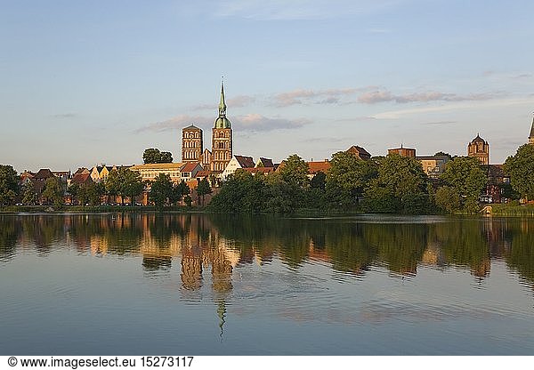 Geografie  BRD  Mecklenburg-Vorpommern  Blick Ã¼ber den Knieperteich auf die Altstadt der Hansestadt Stralsund
