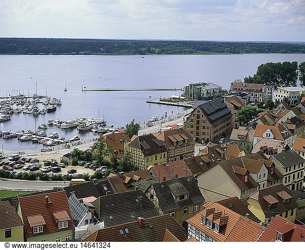 Geografie  BRD  Mecklenburg-Vorpommern  Waren  Stadtansichten  Blick vom Turm der Marienkirche auf den Hafen am MÃ¼ritzsee