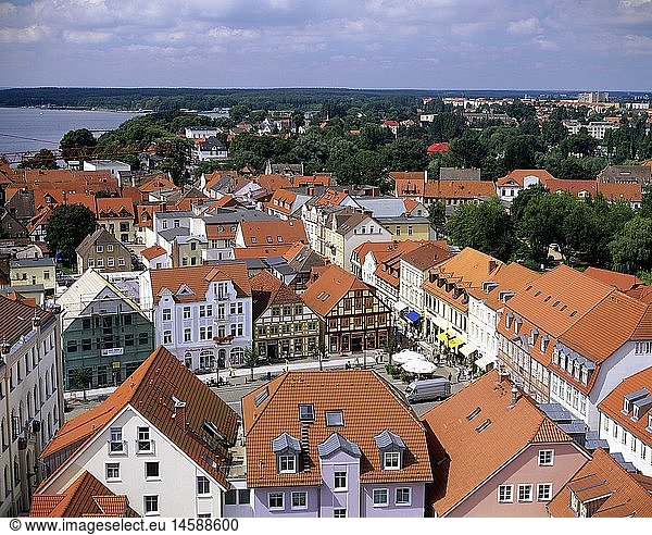 Geografie  BRD  Mecklenburg-Vorpommern  Waren  Stadtansichten  Blick vom Turm der Marienkirche auf den Ortskern von Waren