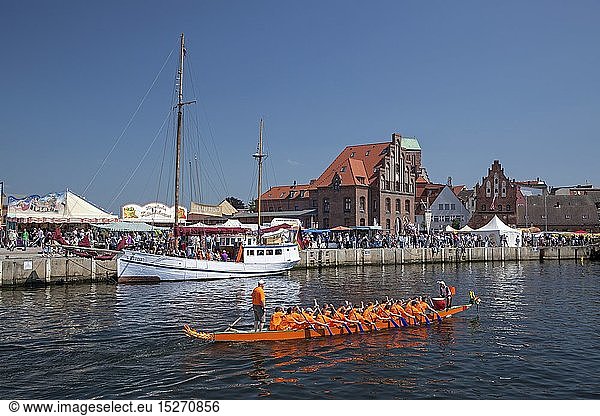 Geografie  BRD  Mecklenburg-Vorpommern  Wismar  Drachenbootrennen wÃ¤hrend der Hafentage