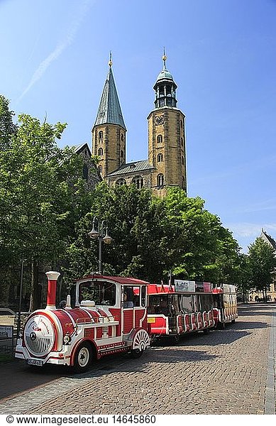 Geografie  BRD  Niedersachsen  Goslar  Die 'Bimmelbahn!' auf Stadtrundfahrt vor der Marktkirche