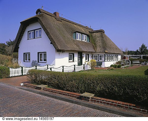 Geografie  BRD  Niedersachsen  Langeoog  GebÃ¤ude  typisches Wohnhaus mit Reetdach
