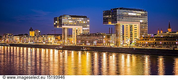 Geografie  BRD  Nordrhein-Westfalen  KranhÃ¤user am Rhein  AbenddÃ¤mmerung  KÃ¶ln
