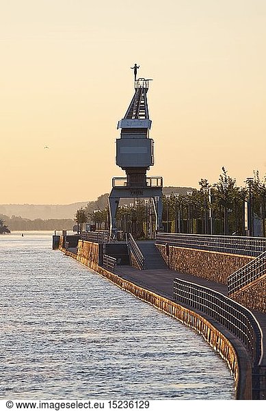 Geografie  BRD  Rheinland-Pfalz  Bingen am Rhein  Ehemaliger Industriekran an Rheinpromenad  ehemaliges HafengelÃ¤nde in Bingen am Rhein  Rhein