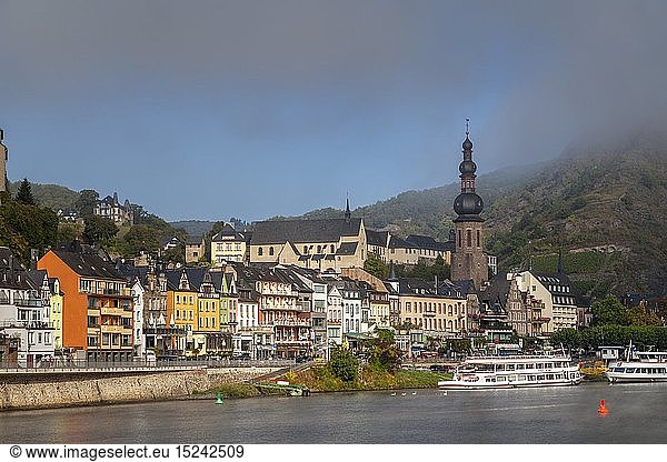 Geografie  BRD  Rheinland-Pfalz  Cochem  Blick Ã¼ber die Mosel auf Cochem mit Pfarrkirche St. Martin  Rheinland-Pfalz