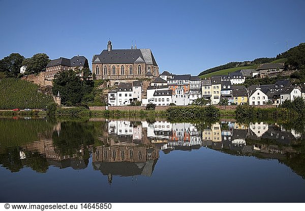 Geografie  BRD  Rheinland-Pfalz  Saar  Saarburg  Ortsansicht  Pfarrkirche St. Laurentius