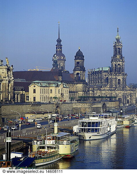 Geografie  BRD  Sachsen  Dresden  Elb mit SchloÃŸ und Hofkirche