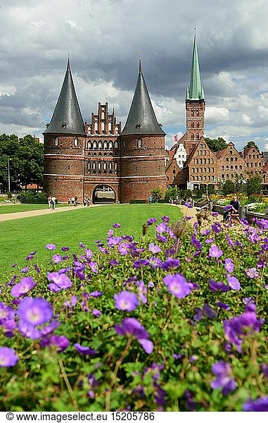 Geografie  BRD  Schleswig-Holstein  Hansestadt LÃ¼beck  Holstentor  erbaut 1464  1478  BacksteingebÃ¤ude  historisches GebÃ¤ude  Museum  Turm von St. Petri
