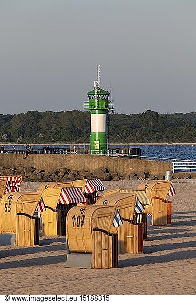 Geografie  BRD  Schleswig-Holstein  LÃ¼beck  StrandkÃ¶rbe und Leuchtturm Nordmole  TravemÃ¼nde  Hansestadt LÃ¼beck  Schleswig-Holstein